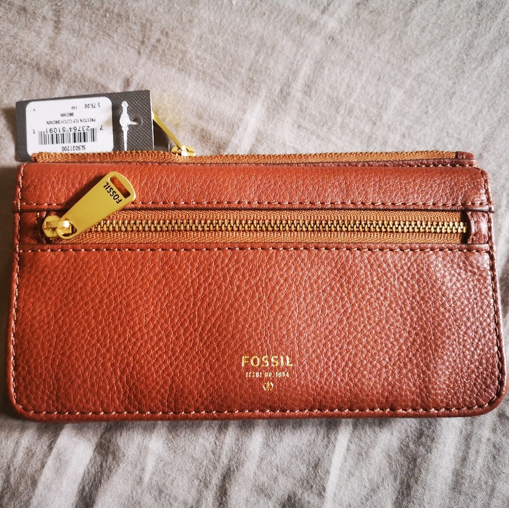 Fossil NWT Preston flap clutch.